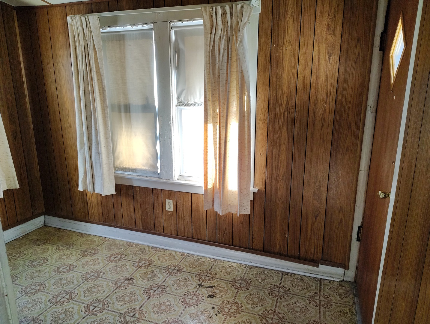 5541 West Grace Street Chicago, IL 60641 - Photo 12 of 26 a view of an empty room and window