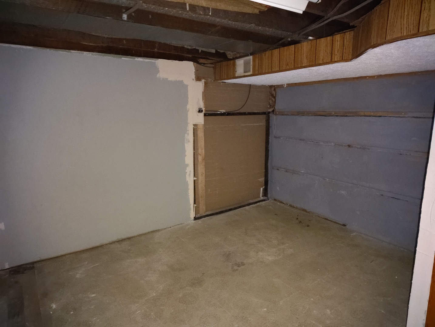 5541 West Grace Street Chicago, IL 60641 - Photo 16 of 26 a view of a room with an empty space