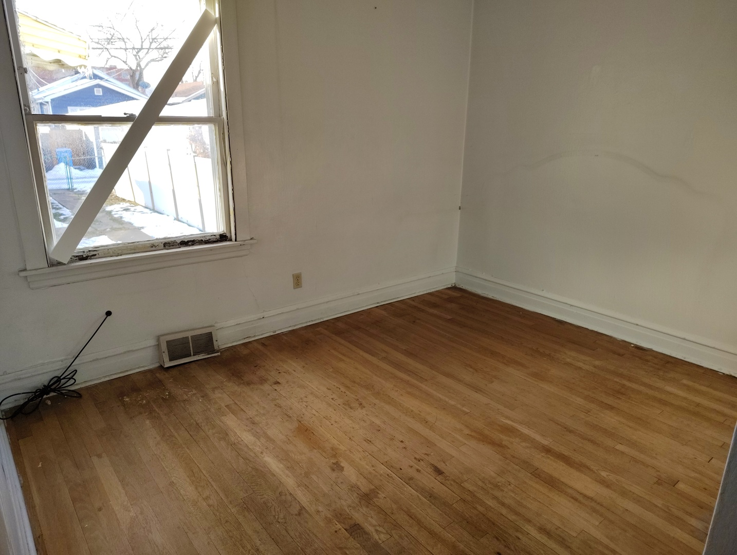 5541 West Grace Street Chicago, IL 60641 - Photo 7 of 26 an empty room with a window