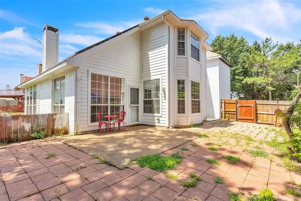 a view of a house with backyard and sitting area