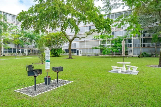 $1,950 | 950 Hillcrest Drive, Unit 401, Hollywood, FL 33021