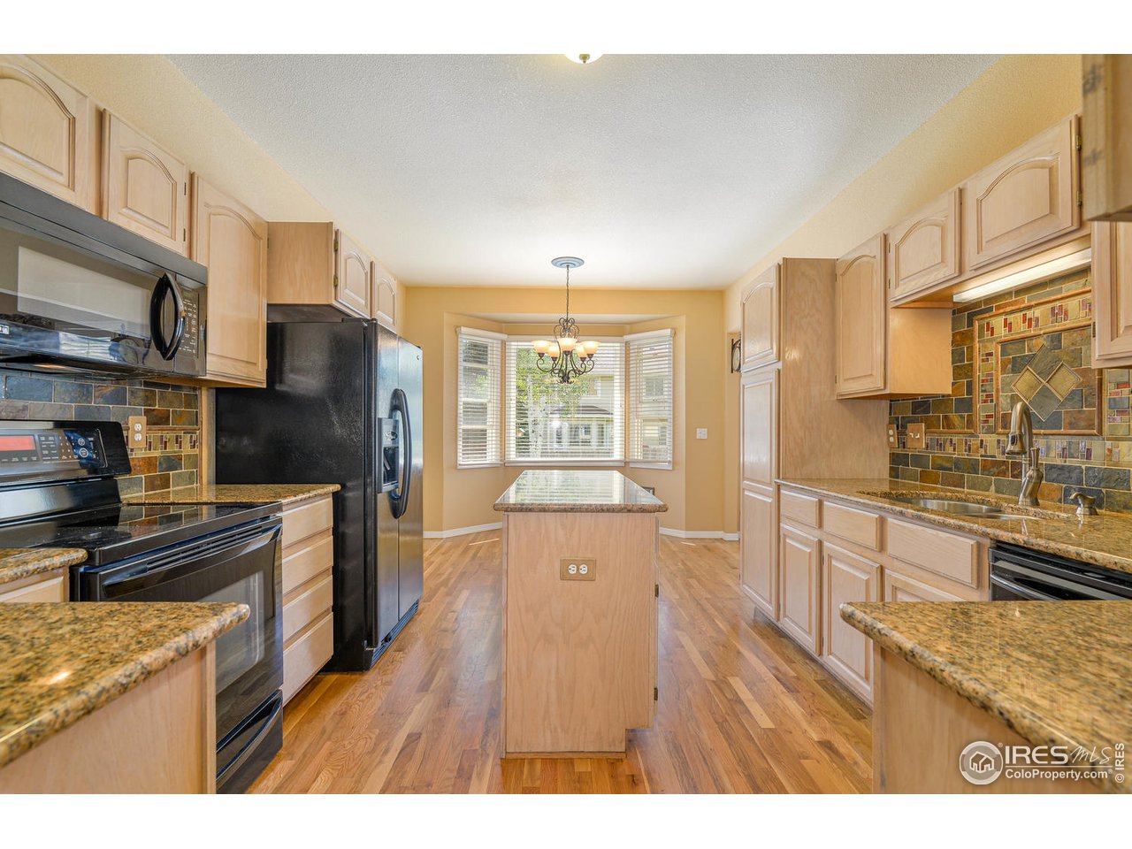 6300 Victoria Road Fort Collins, CO 80525 - Photo 9 of 28 Kitchen to nook