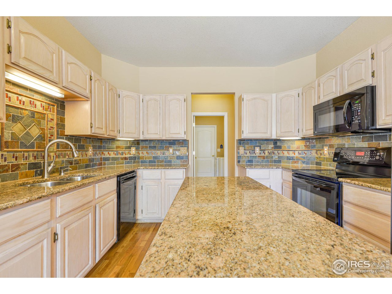 6300 Victoria Road Fort Collins, CO 80525 - Photo 10 of 28 Granite Counters and tiled back splash