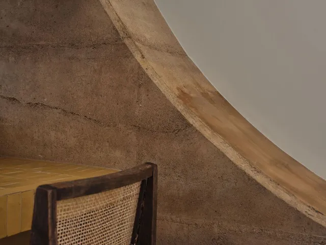 a view of entryway with a bathtub