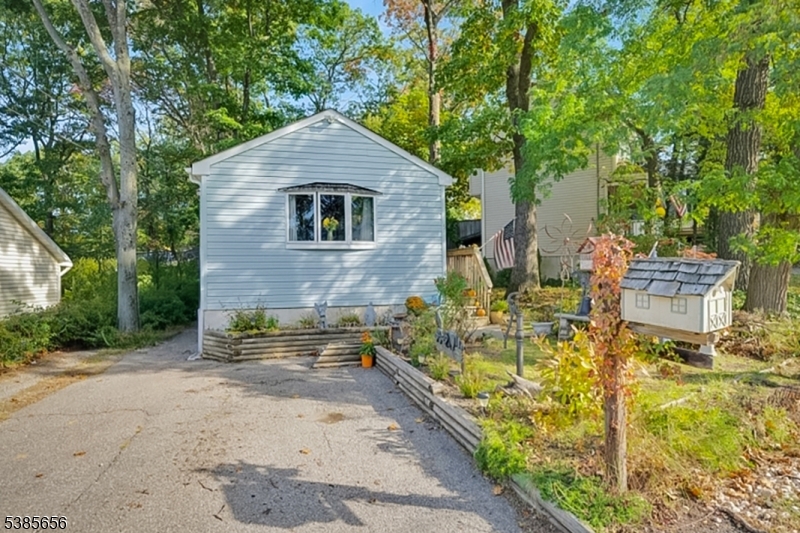 5 Geneva Trail Hopatcong, NJ 07843 - Photo 2 of 9 a front view of house with yard