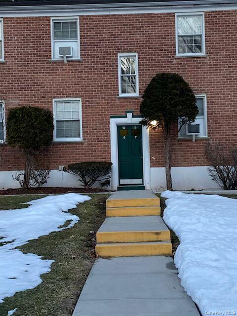 180 Pinewood Road, Unit 10 Hartsdale, NY 10530 - Photo 3 of 16 Front Entrance
