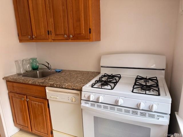 180 Pinewood Road, Unit 10 Hartsdale, NY 10530 - Photo 9 of 16 Gas range and granite countertops