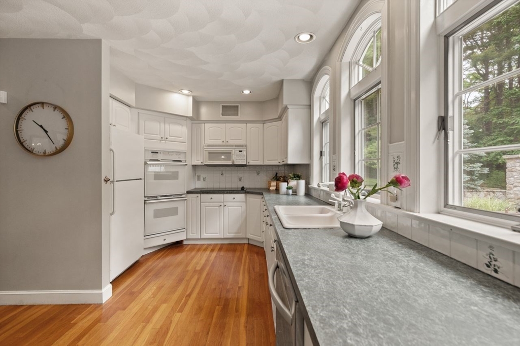 9 Mohawk Lane Lynnfield, MA 01940 - Photo 15 of 42 a very nice looking room with a large window