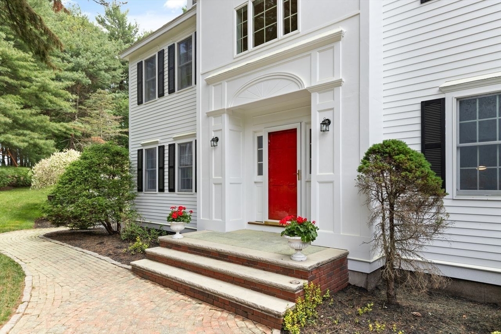 9 Mohawk Lane Lynnfield, MA 01940 - Photo 4 of 42 a front view of house with yard