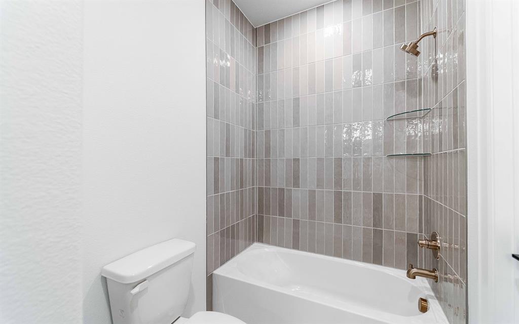 1916 Casting Ridge Mesquite, TX 75181 - Photo 21 of 26 a bathroom with a bathtub and a toilet