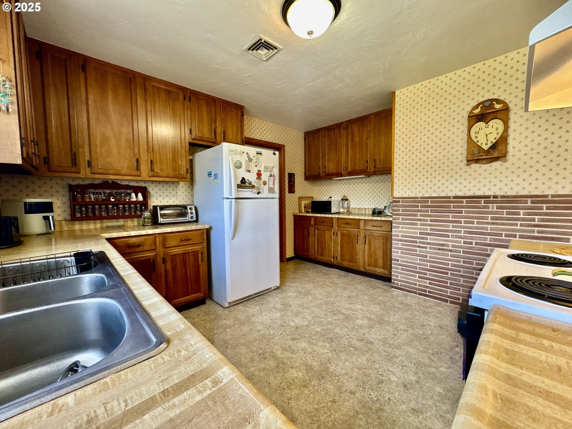 330 Maple Street Brookings, OR 97415 - Photo 14 of 33