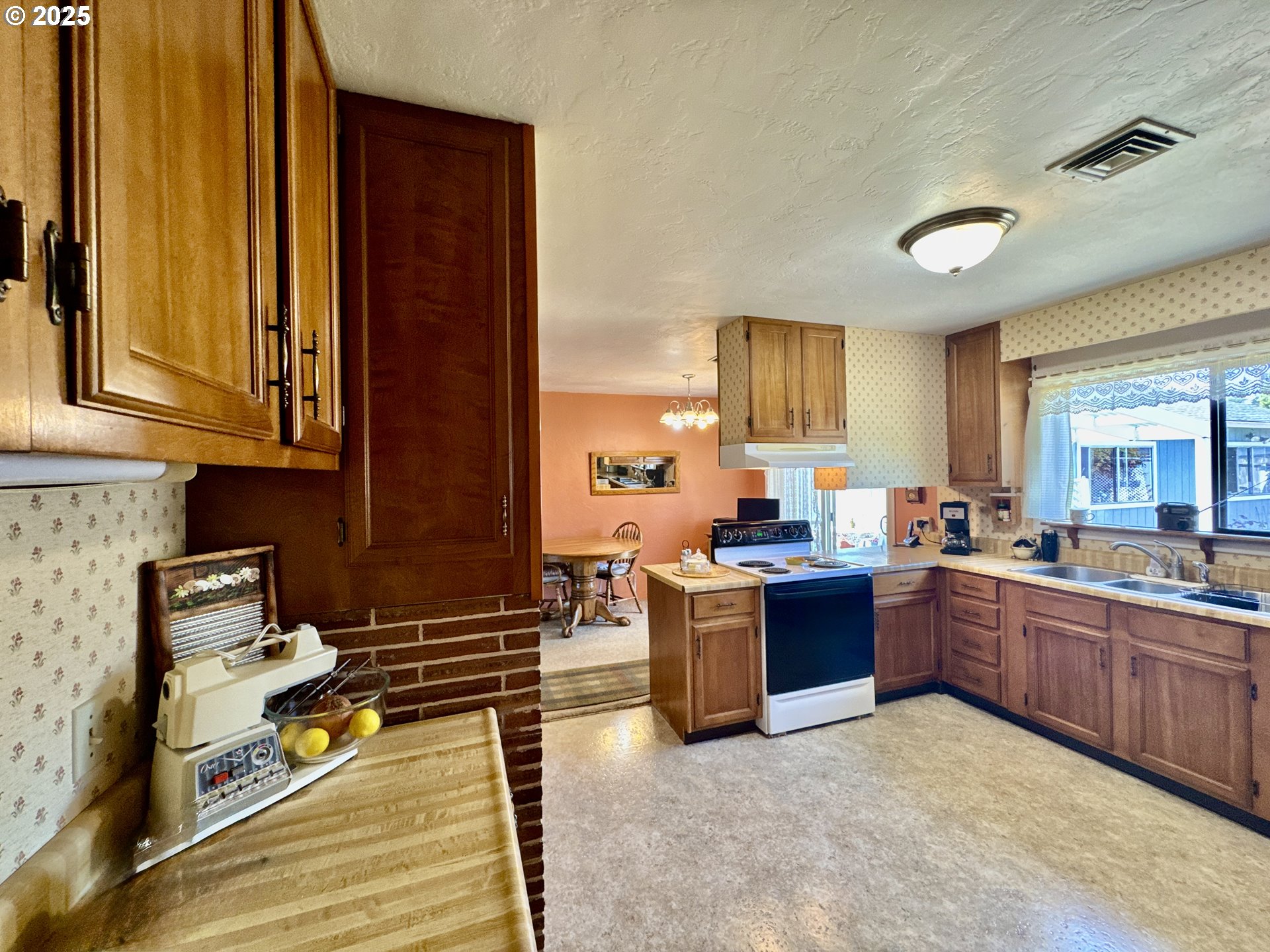 330 Maple Street Brookings, OR 97415 - Photo 16 of 33