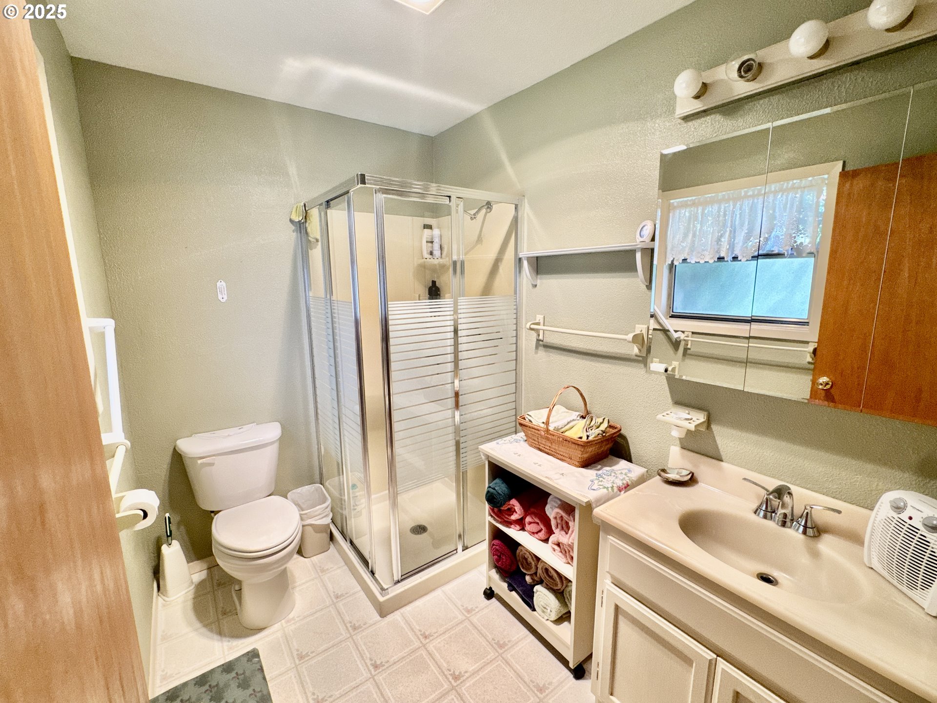 330 Maple Street Brookings, OR 97415 - Photo 23 of 33 Bathroom