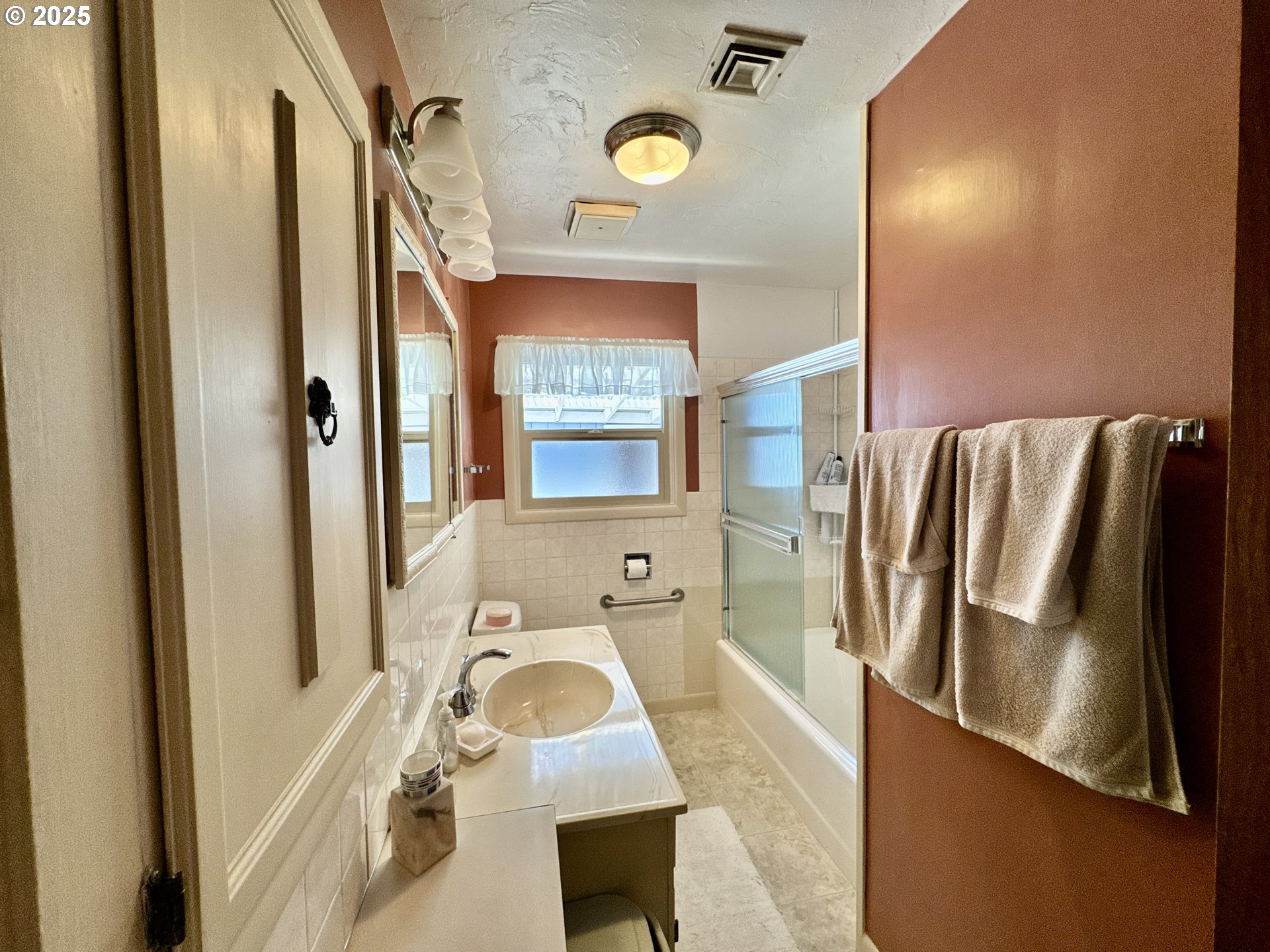 330 Maple Street Brookings, OR 97415 - Photo 28 of 33 Bathroom