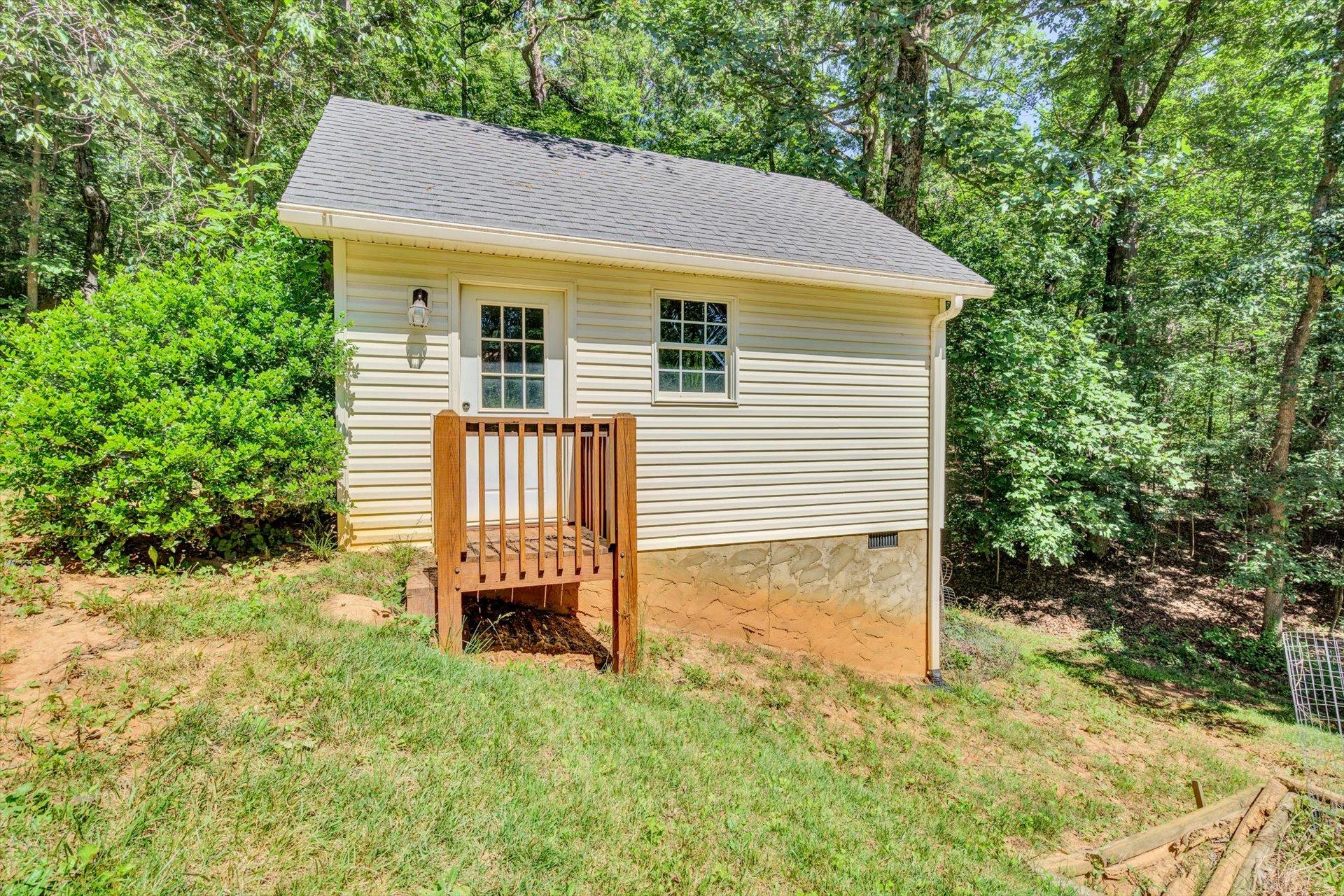 43 Nottingham Lane Blue Ridge, VA 24064 - Photo 45 of 51 a view of a house with backyard and a garden
