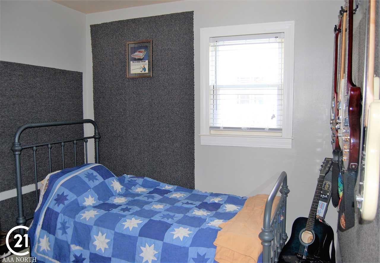 2470 Melvin Avenue Rochester, MI 48307 - Photo 20 of 26 1st Bedroom (Entry)