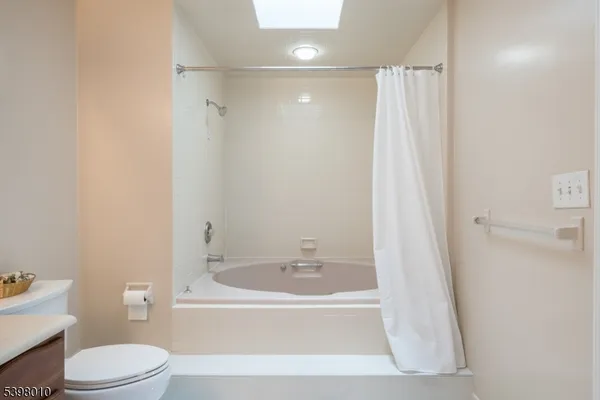 a view of empty room with window
