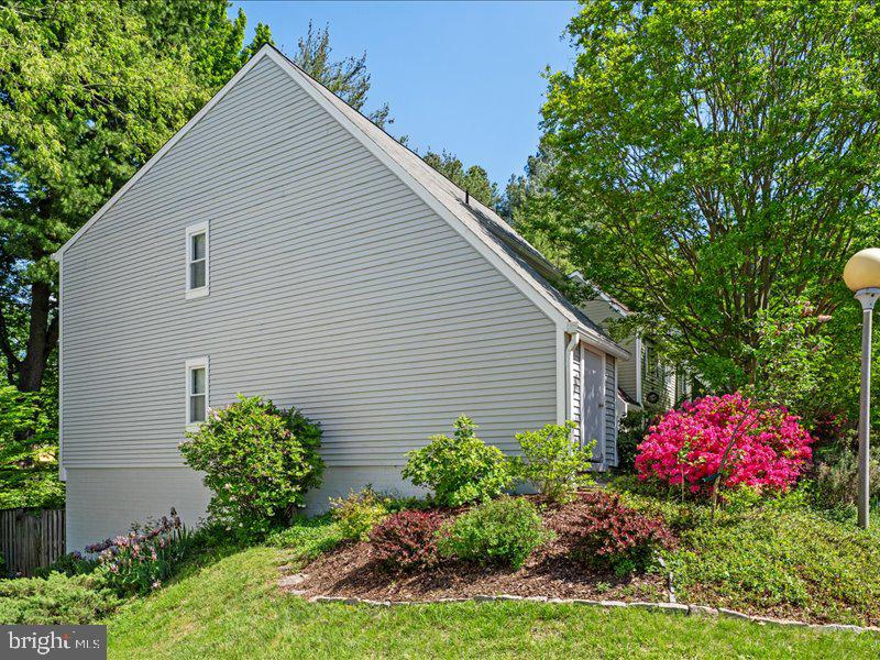 1428 Yellowwood Court Reston, VA 20190 - Photo 5 of 30 Side