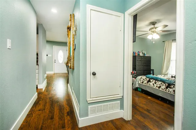 a view of an entryway and livingroom