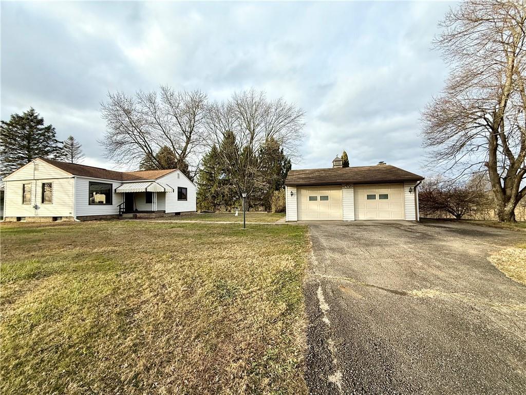 a view of a house with a yard