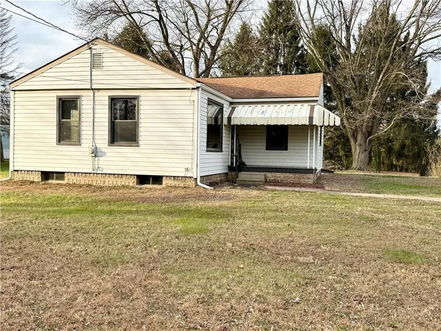 a view of a house with a yard