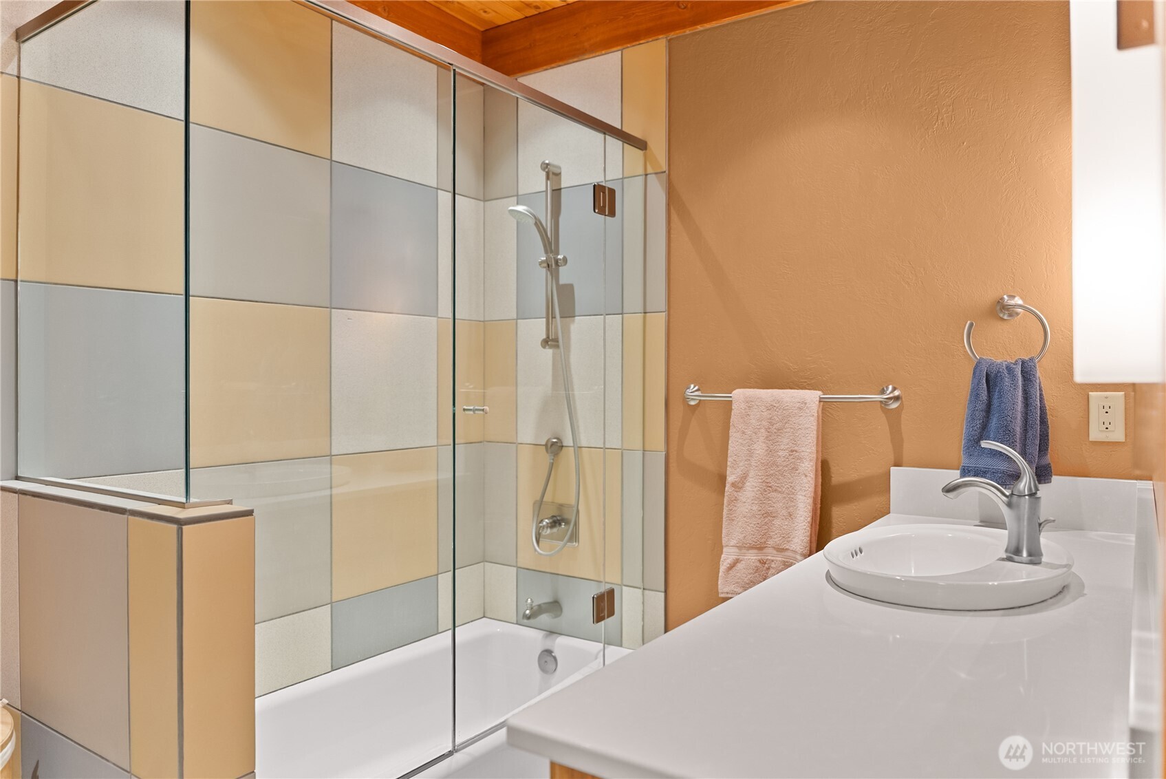 179 Wolf Creek Road Winthrop, WA 98862 - Photo 21 of 40 a bathroom with a sink and a mirror