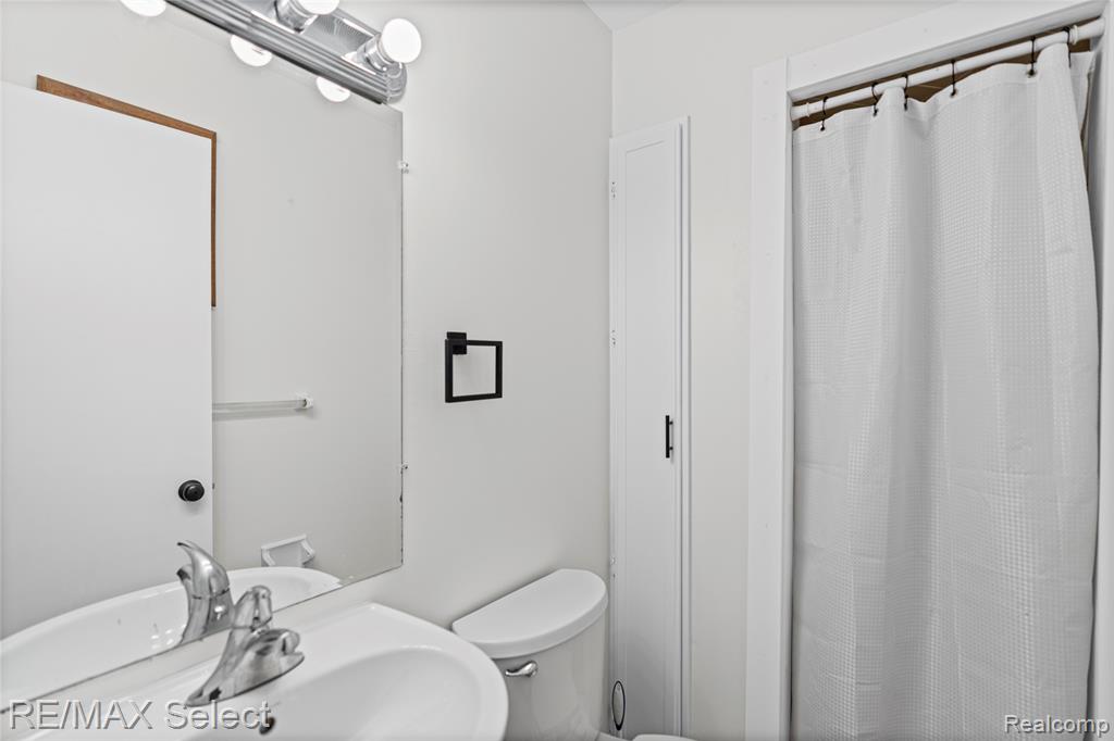2461 North Long Lake Road Fenton, MI 48430 - Photo 25 of 38 Gallery Image 25