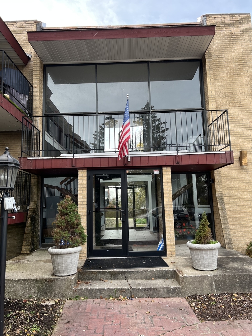 787 Wilson Avenue, Unit 10 Glen Ellyn, IL 60137 - Photo 2 of 26 a front view of a house