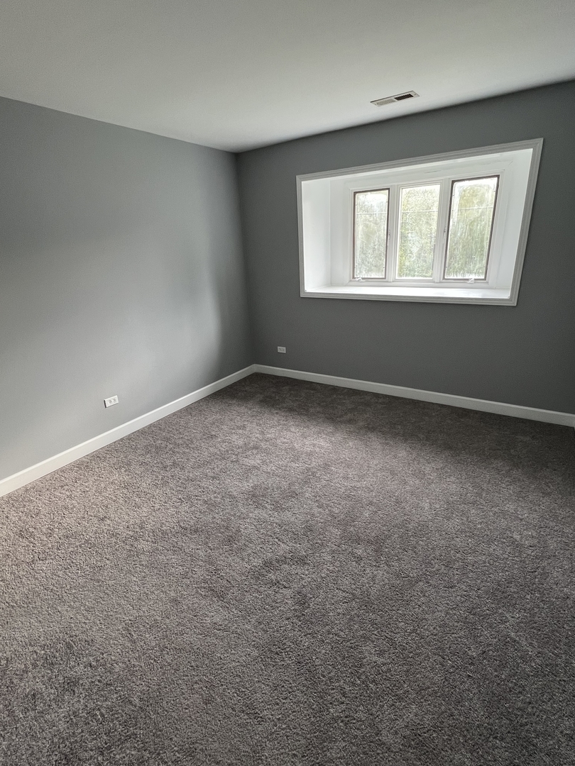 787 Wilson Avenue, Unit 10 Glen Ellyn, IL 60137 - Photo 13 of 26 an empty room with windows