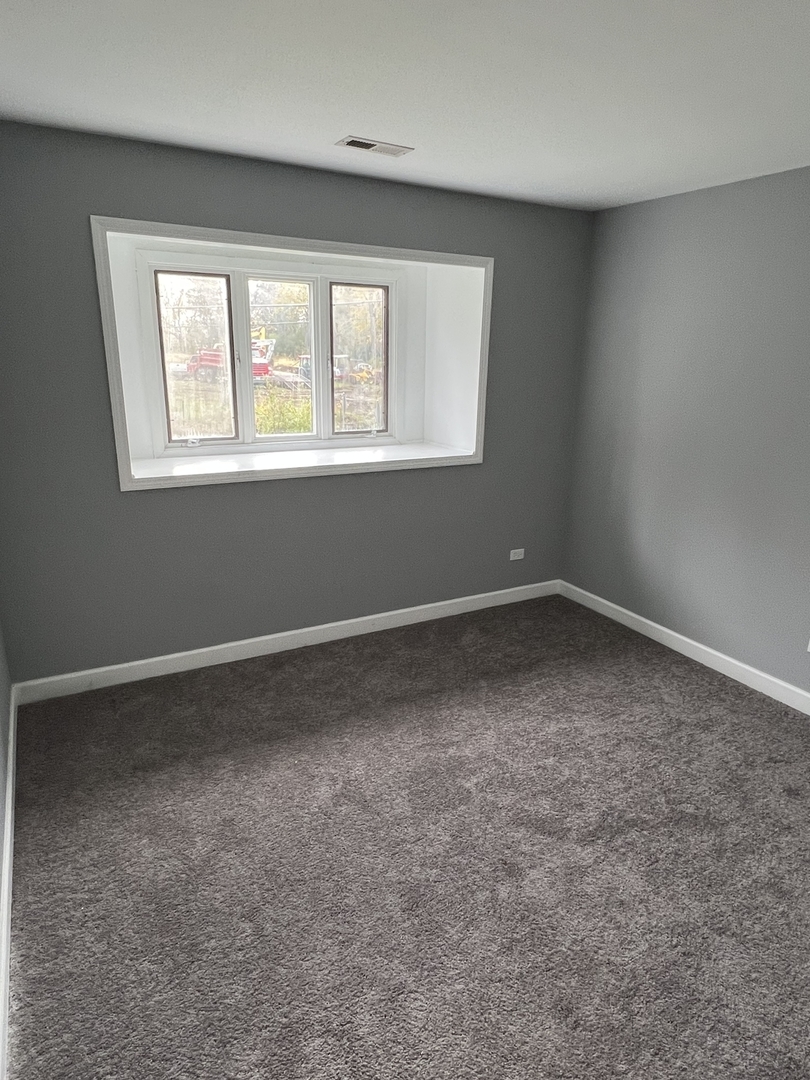 787 Wilson Avenue, Unit 10 Glen Ellyn, IL 60137 - Photo 19 of 26 a view of room with window