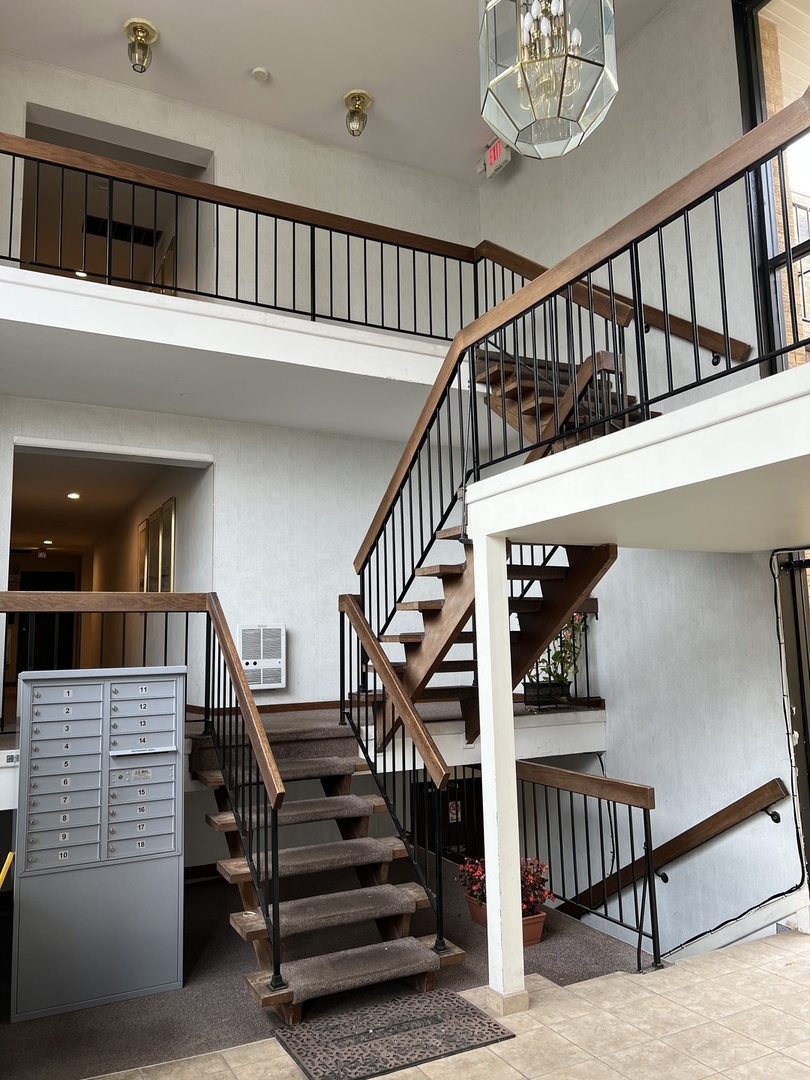 787 Wilson Avenue, Unit 10 Glen Ellyn, IL 60137 - Photo 3 of 26 a view of entryway and hall