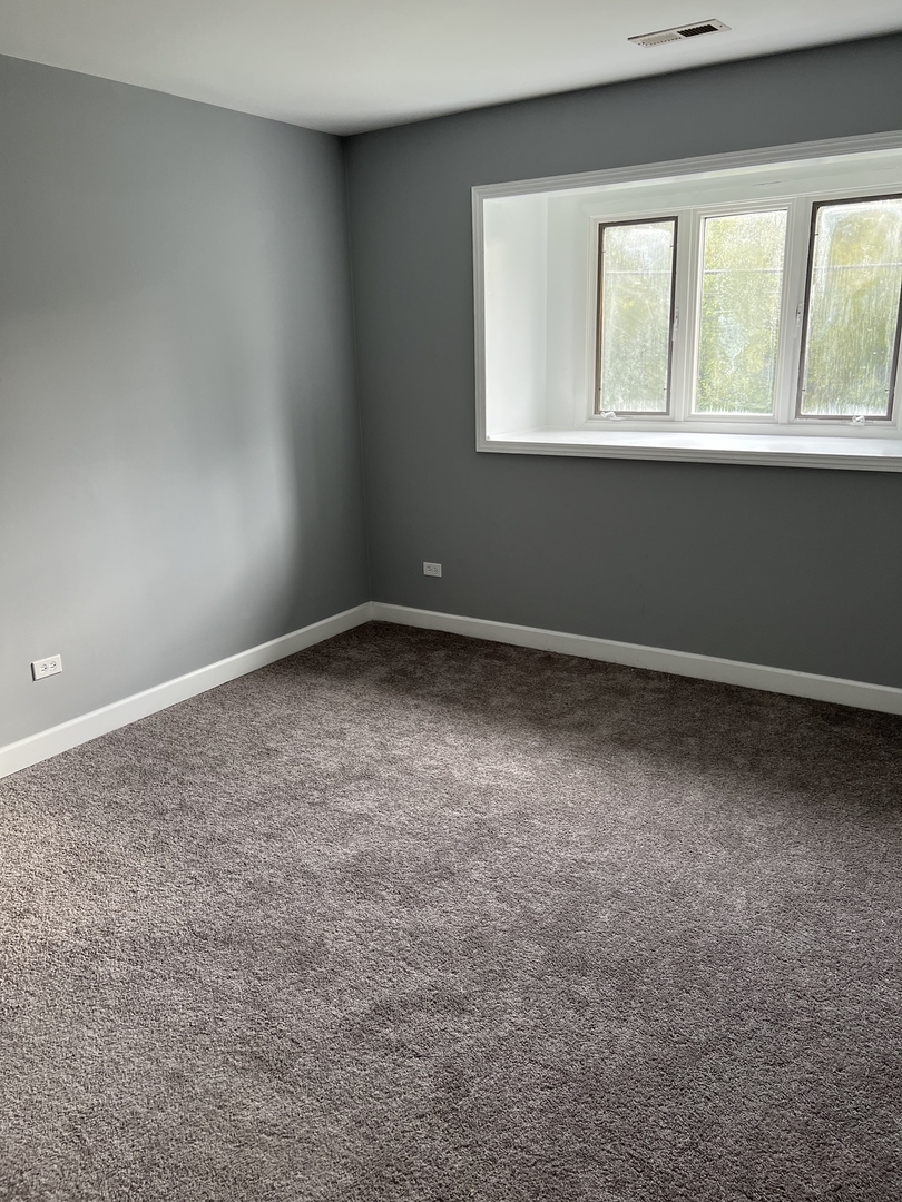 787 Wilson Avenue, Unit 10 Glen Ellyn, IL 60137 - Photo 21 of 26 an empty room with a window