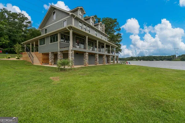 a view of a house with a yard