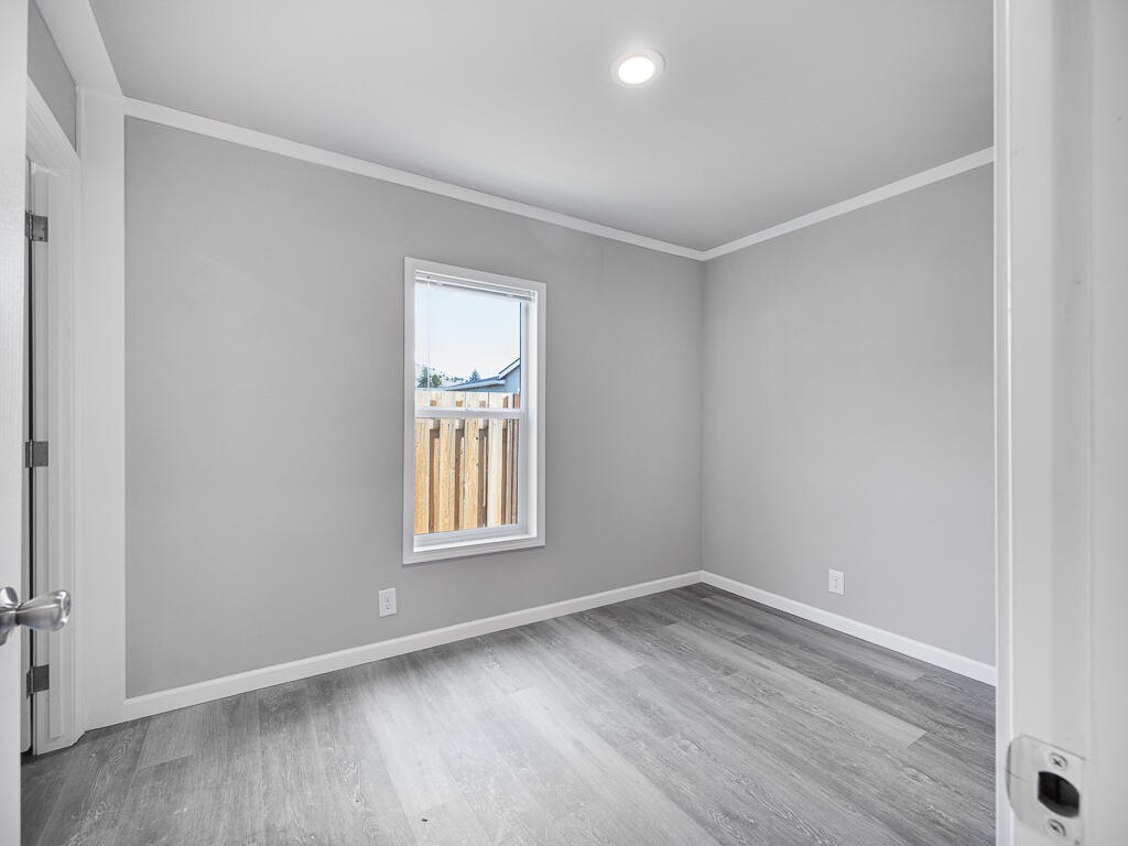 5620 Edith Way Klamath Falls, OR 97603 - Photo 14 of 26 Edith-14