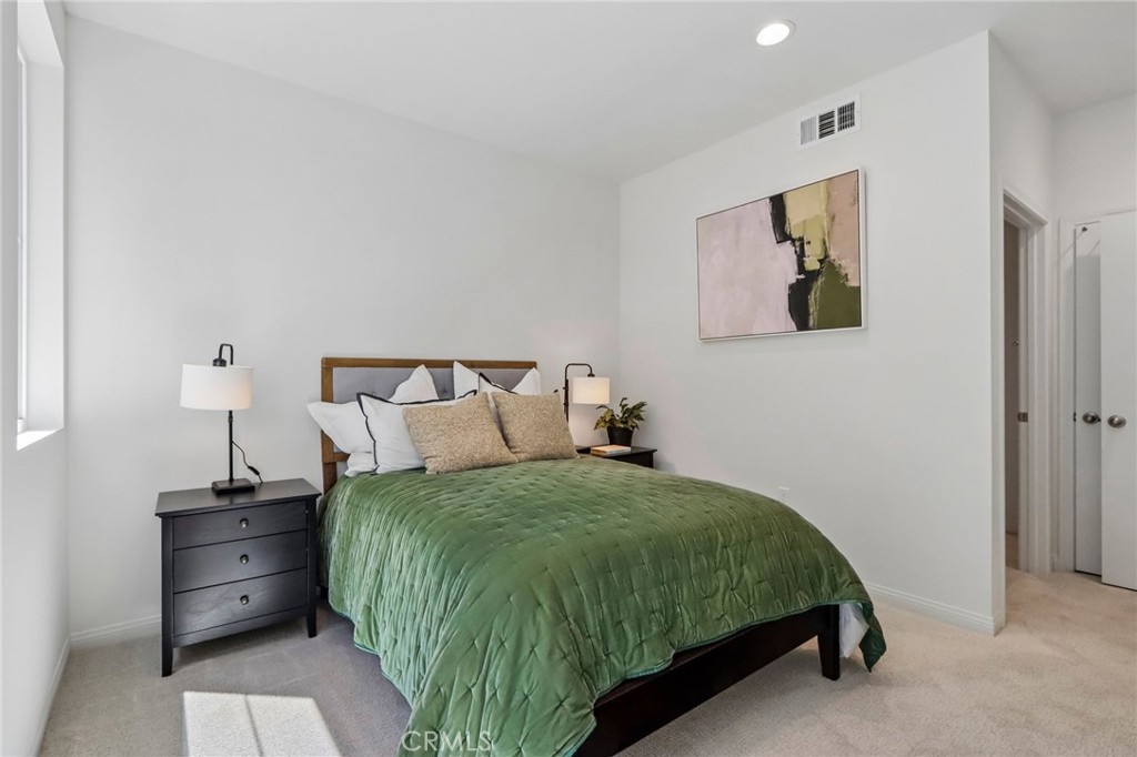 5868 Linden, Unit 6 Long Beach, CA 90805 - Photo 12 of 34 a bedroom with a bed and lamps