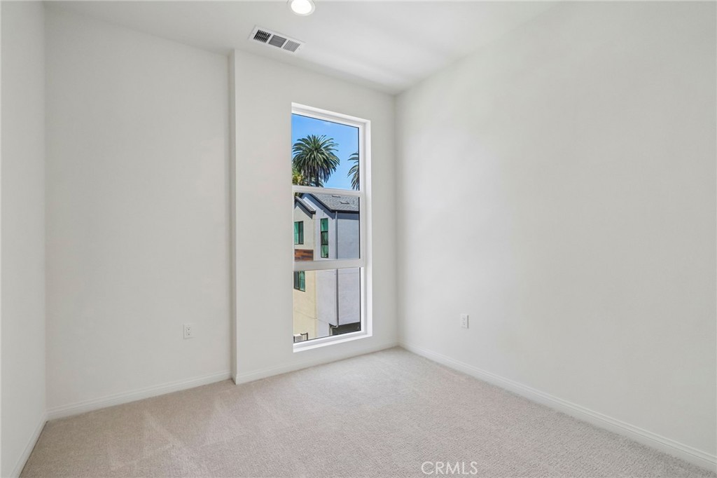5868 Linden, Unit 6 Long Beach, CA 90805 - Photo 16 of 34 a view of an empty room