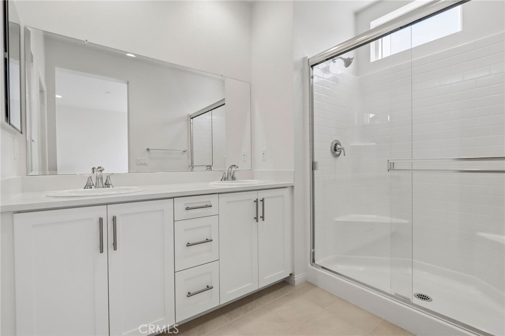 5868 Linden, Unit 6 Long Beach, CA 90805 - Photo 20 of 34 a bathroom with double sink and a mirror