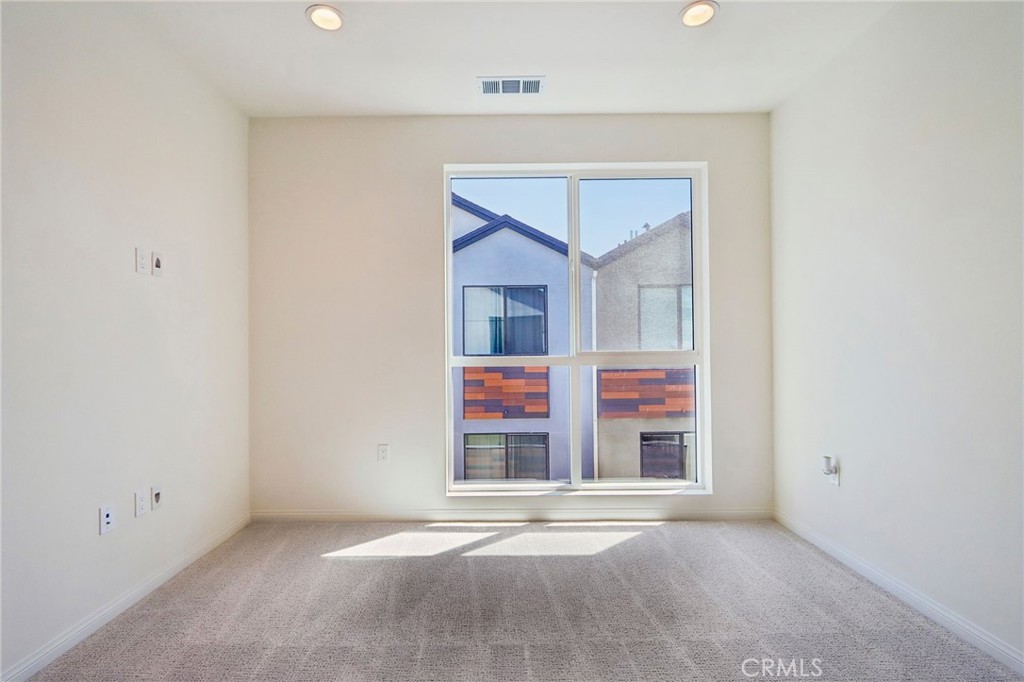 5868 Linden, Unit 6 Long Beach, CA 90805 - Photo 22 of 34 an empty room with window