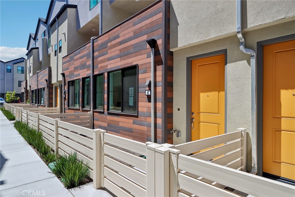 5868 Linden, Unit 6 Long Beach, CA 90805 - Photo 33 of 34 a view of a brick building with a large window