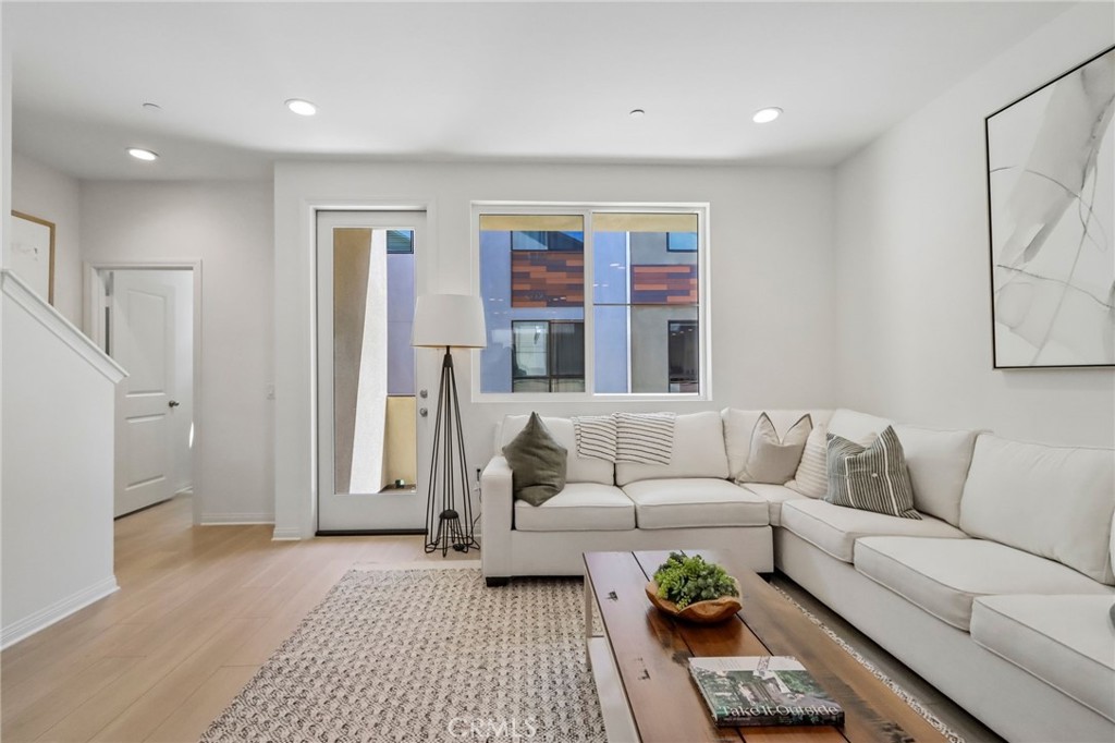 5868 Linden, Unit 6 Long Beach, CA 90805 - Photo 6 of 34 a living room with furniture and a rug