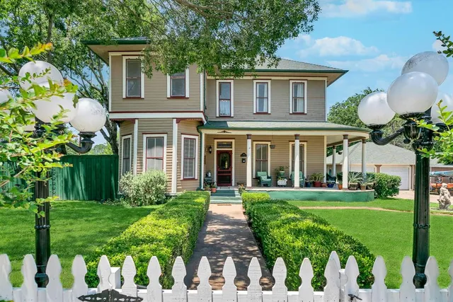 a front view of house with yard