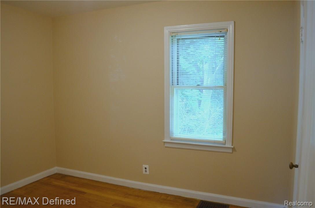 3376 Gregory Road Lake Orion, MI 48359 - Photo 8 of 21 08.jpg