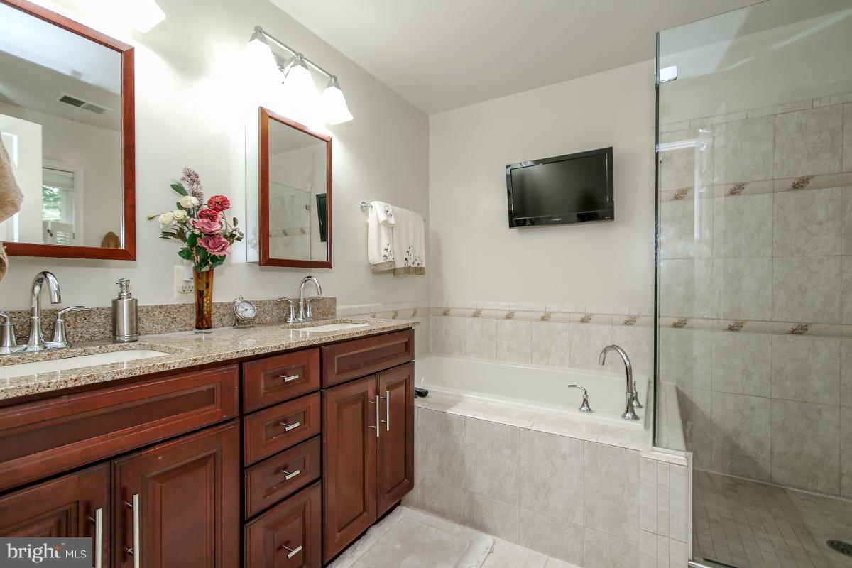 4004 Beverly Road Rockville, MD 20853 - Photo 19 of 30 Bath (Master)