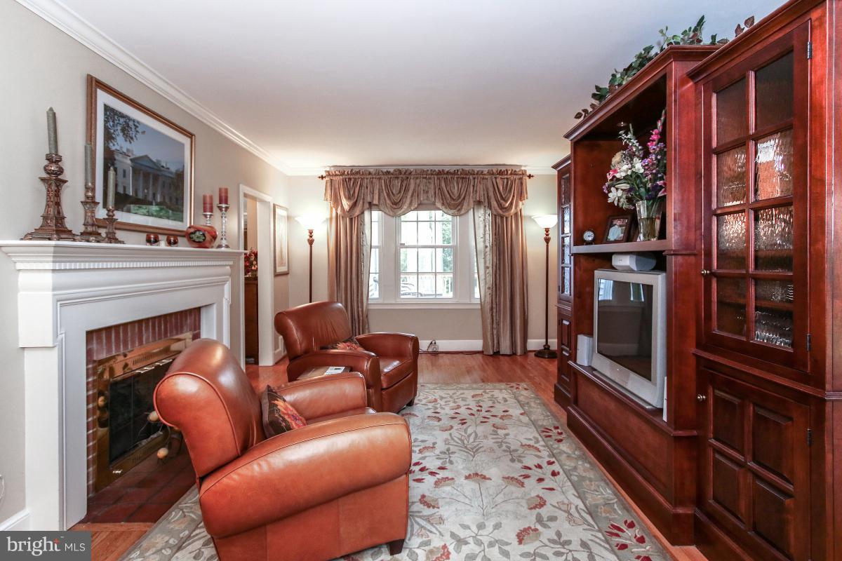 4004 Beverly Road Rockville, MD 20853 - Photo 3 of 30 Living Room