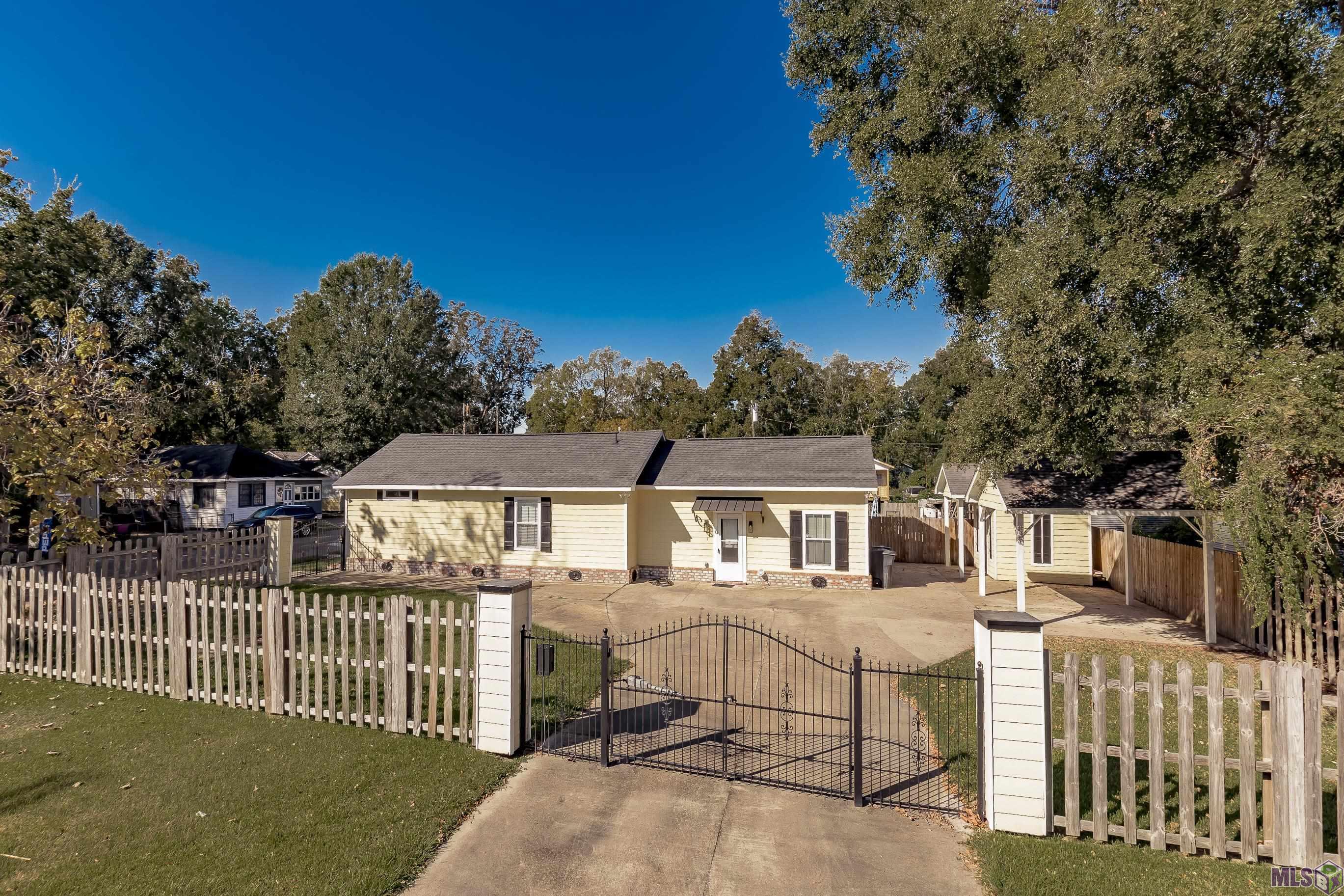 3105 Pen Street Baton Rouge, LA 70802 - Photo 4 of 23 FENCED IN YARD FOR PRIVACY