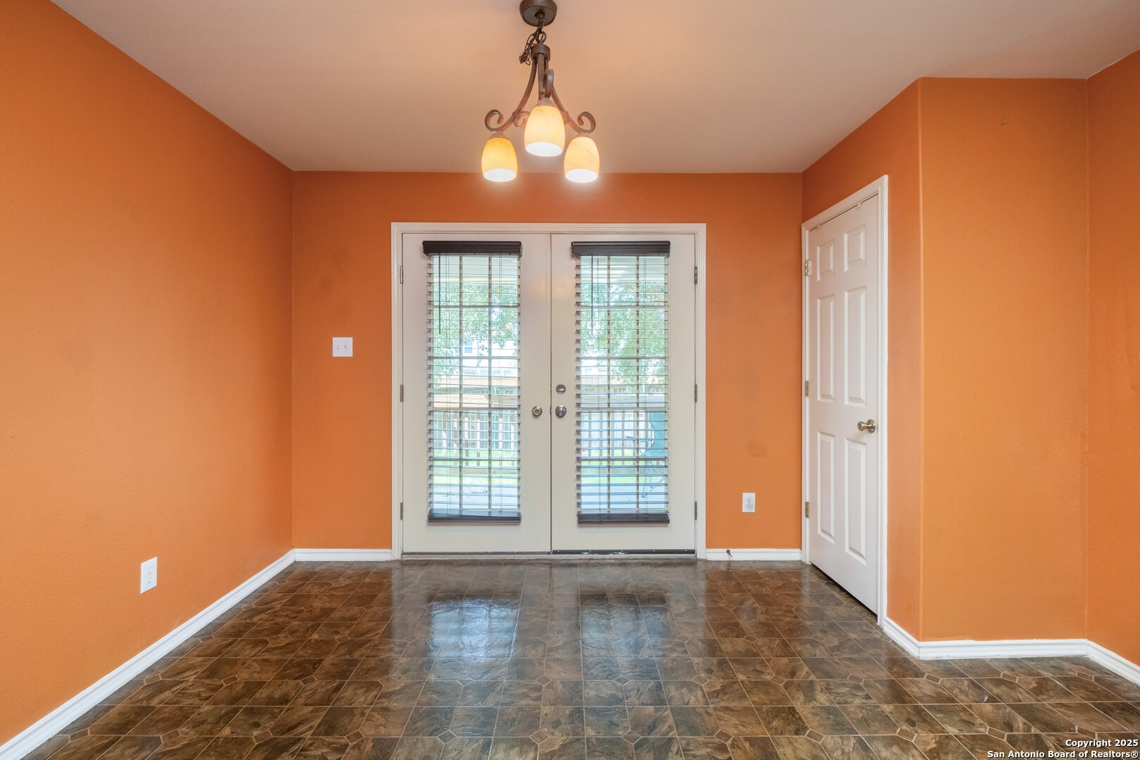 10407 Crystal View Universal City, TX 78148 - Photo 9 of 38