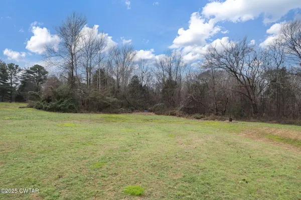 a view of a yard and basketball court