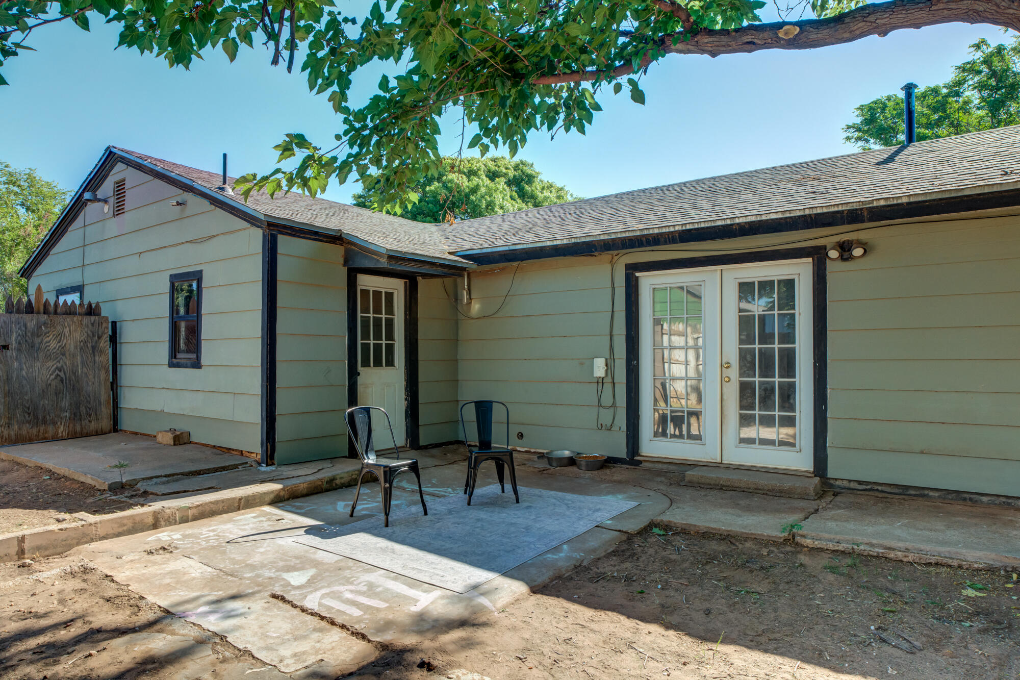 2019 40th Street Lubbock, TX 79412 - Photo 31 of 33 a backyard of a house with seating space