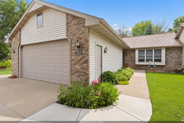 $395,000 | 1123 Stillmeadow Lane, Menasha, WI 54952