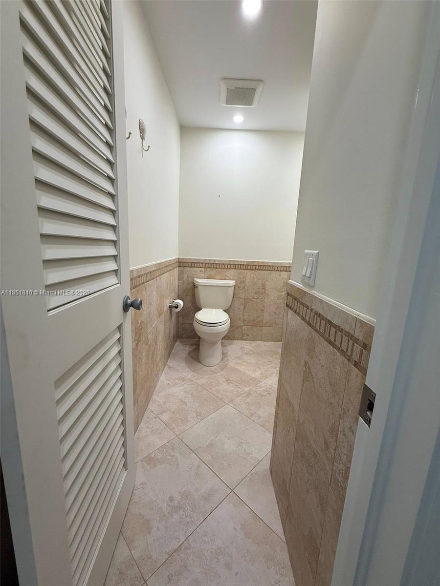2929 Southeast Ocean Boulevard, Unit 14310 Stuart, FL 34996 - Photo 22 of 73 a bathroom with a sink and toilet